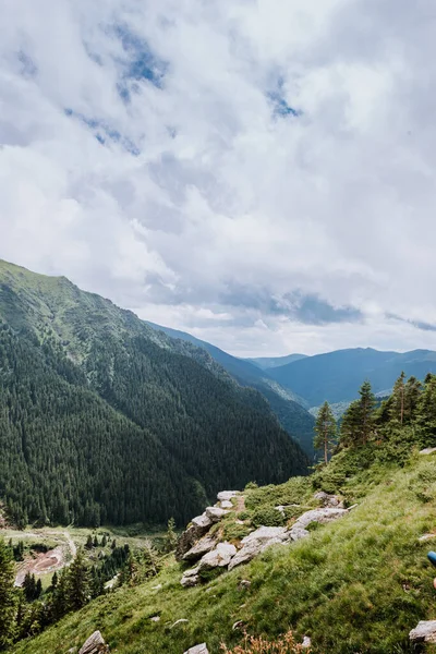 夏の山緑の草と青い空の風景 山のパノラマ — ストック写真