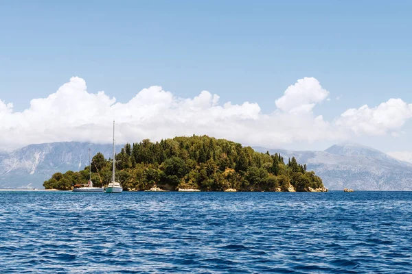 从海上看希腊岛 希腊岛上美丽的海景 远处是著名的蝎子岛 左边是莱夫卡达岛 右边是美丽的梅加尼西岛的一部分 — 图库照片