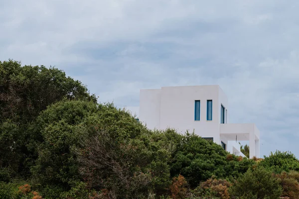 Ландшафт с современной роскошной виллой. Средиземноморский дом на пляже — стоковое фото