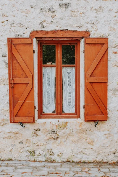 Antiga casa típica do Mediterrâneo com parede de estuque ocre e persianas de madeira fechadas — Fotografia de Stock