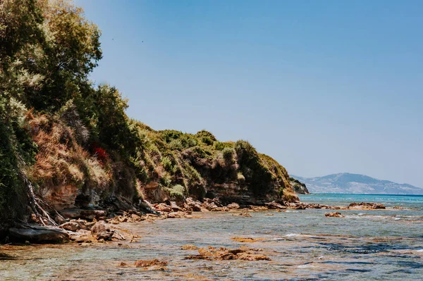 夕日の黄金の島と砂と静かなビーチ,穏やかな水と海,ギリシャ — ストック写真