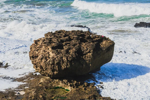 Landschaft Küste Und Strand Mit Meereswellen Krachen Steine — Stockfoto