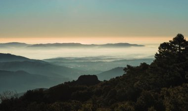 San Lorenzo dağlarının manzarası gün doğumunda