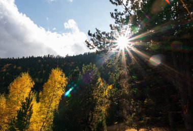 Gün boyunca bulutlarla çevrili dağların manzarası