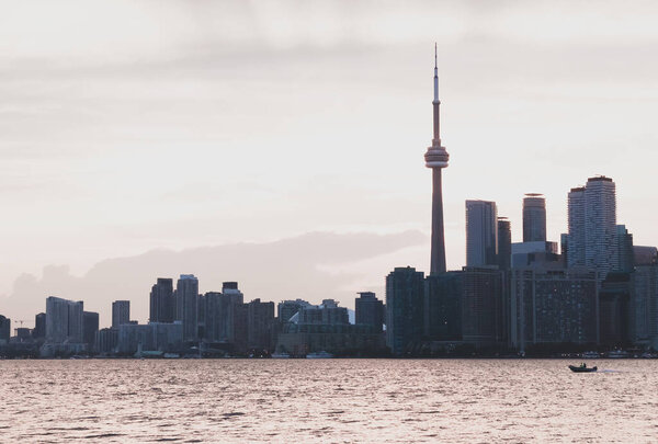 Пейзаж от острова Торонто до города Торонто на закате
