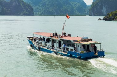 Halong körfezinde sürat tekneleri