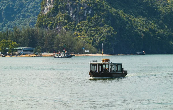 Μηχανοκίνητα Σκάφη Στον Κόλπο Του Halong — Φωτογραφία Αρχείου