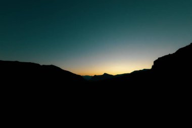 Dağ silueti manzara şafağı