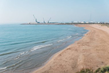 Mavi sularla kıyı manzarası