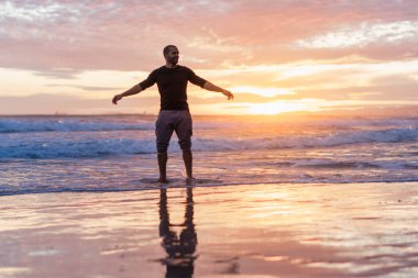 genç çocuk Sahilde yürüyüş