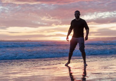 genç çocuk Sahilde yürüyüş