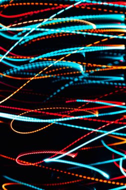 Karanlıkta renkli ışık izleri