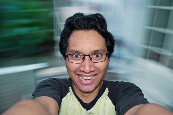 Mutlu hissediyor adam