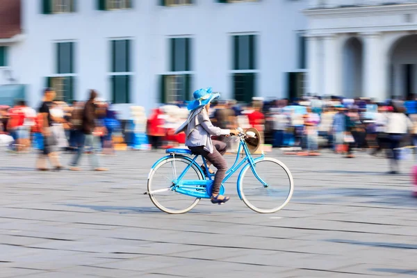 İnsanlar bir bisiklet sürme