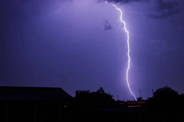Gece gökyüzünde şimşek fırtınası
