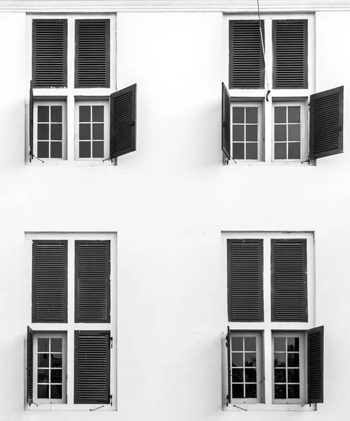 Fenêtres sur un bâtiment — Photo