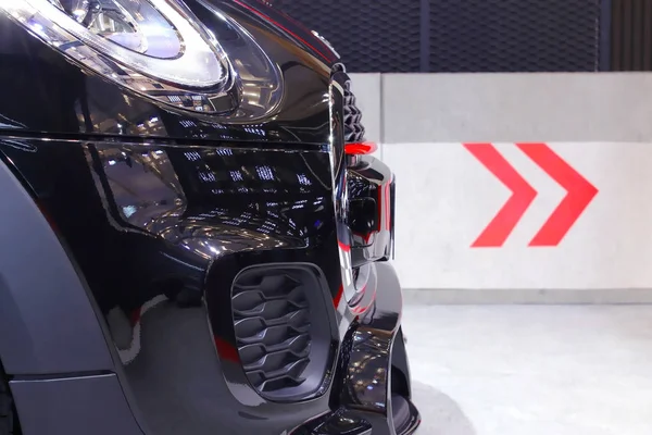 Siyah araba Cephe Süsleme