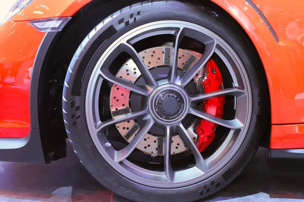 Büyük çaplı disk fren ve sportif bir RIM tarz