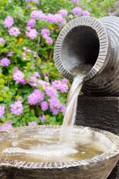 Arka çiçekli taş çeşme