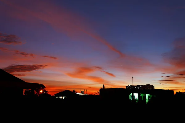 Silhouette des Gebäudes bei Sonnenuntergang — Stockfoto