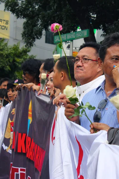 İnsanlar Thamrin Street, Jakarta adlı bir barış mitingi düzenledi