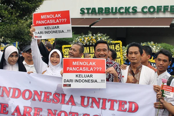 Les gens ont tenu un rassemblement pour la paix rue Thamrin, Jakarta — Photo