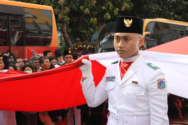 Lever de drapeau indonésien lors d'une cérémonie — Photo