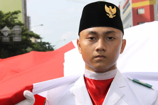 Endonezya bayrağı üreticiye bir törenle