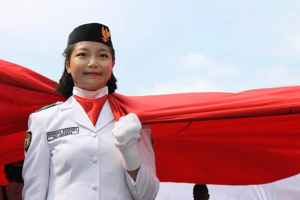 式典でインドネシア国旗を揚げる米兵 — ストック写真