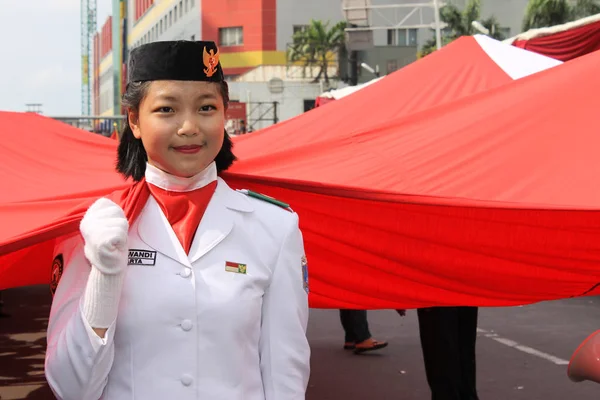 Lever de drapeau indonésien lors d'une cérémonie — Photo