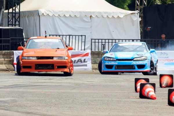 Carrera de deriva: Cabeza a cabeza batalla de deriva — Foto de Stock