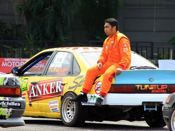 Piloto de carrera sentarse en la capilla del tronco — Foto de Stock