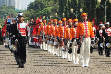 Marching Band grubu gururla yürüyüş