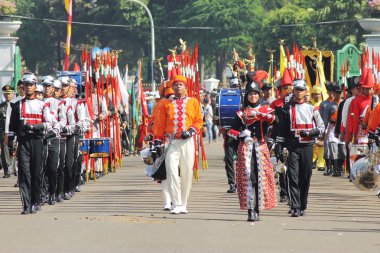 Marching Band grubu gururla yürüyüş
