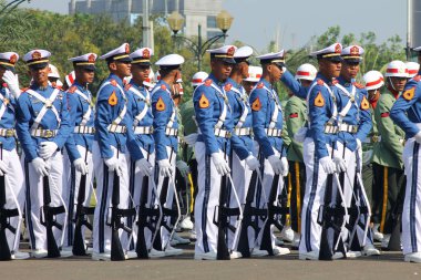 Endonezya askeri ordu tüfeği ile yürüyen öğrenciler