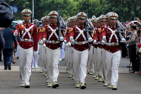Indonesische politie Cadetten marcheren met geweer — Stockfoto