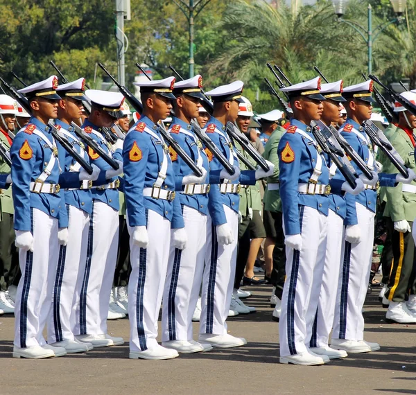 Kadetten der indonesischen Armee marschieren mit Gewehr — Stockfoto