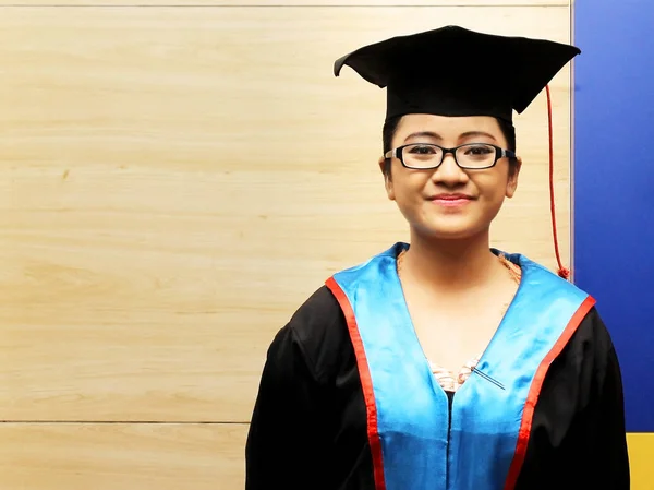 Kıdemli öğrenci mezuniyet Suite gülümseyen