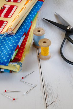 Vintage makas, iğne, renkli kumaşlarla teyp ölçme ve pamuk konu haddeleme