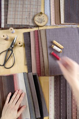 Kumaşlar, malzemeleri için ev dekorasyonu veya proje ve kadın eli Kapitone Dikiş tablonun Üstten Görünüm