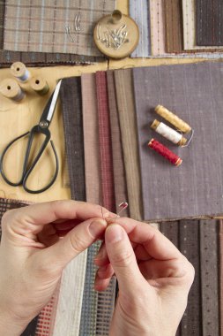 Kumaşlar, malzemeleri için ev dekorasyonu veya proje ve kadın eli Kapitone Dikiş tablonun Üstten Görünüm