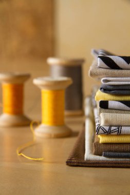 Vintage bobinler ve modern tarz desenleri ile tekstil yığını