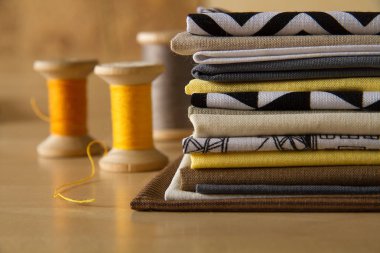 Vintage bobinler ve Tekstil ev dekor patchwork projesi için modern tarz desenleri ile bir yığın