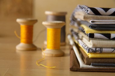 Vintage bobinler ve modern tarz desenleri ile tekstil yığını