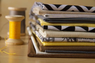 Ev dekor patchwork projesi için modern tarz desenleriyle Tekstil yığını