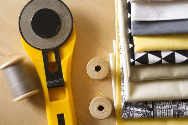 Nähwerkzeuge für handgefertigtes Projekt oder Quilt — Stockfoto