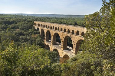 Sıcak yaz gününde eski köprü