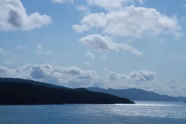 Paisaje marino con cordillera — Foto de Stock