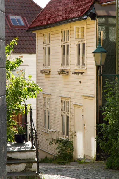 Costruire in legno in piccola strada di Bergen — Foto Stock