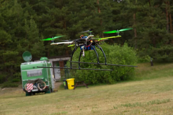 Quadrocopter vliegt — Stockfoto